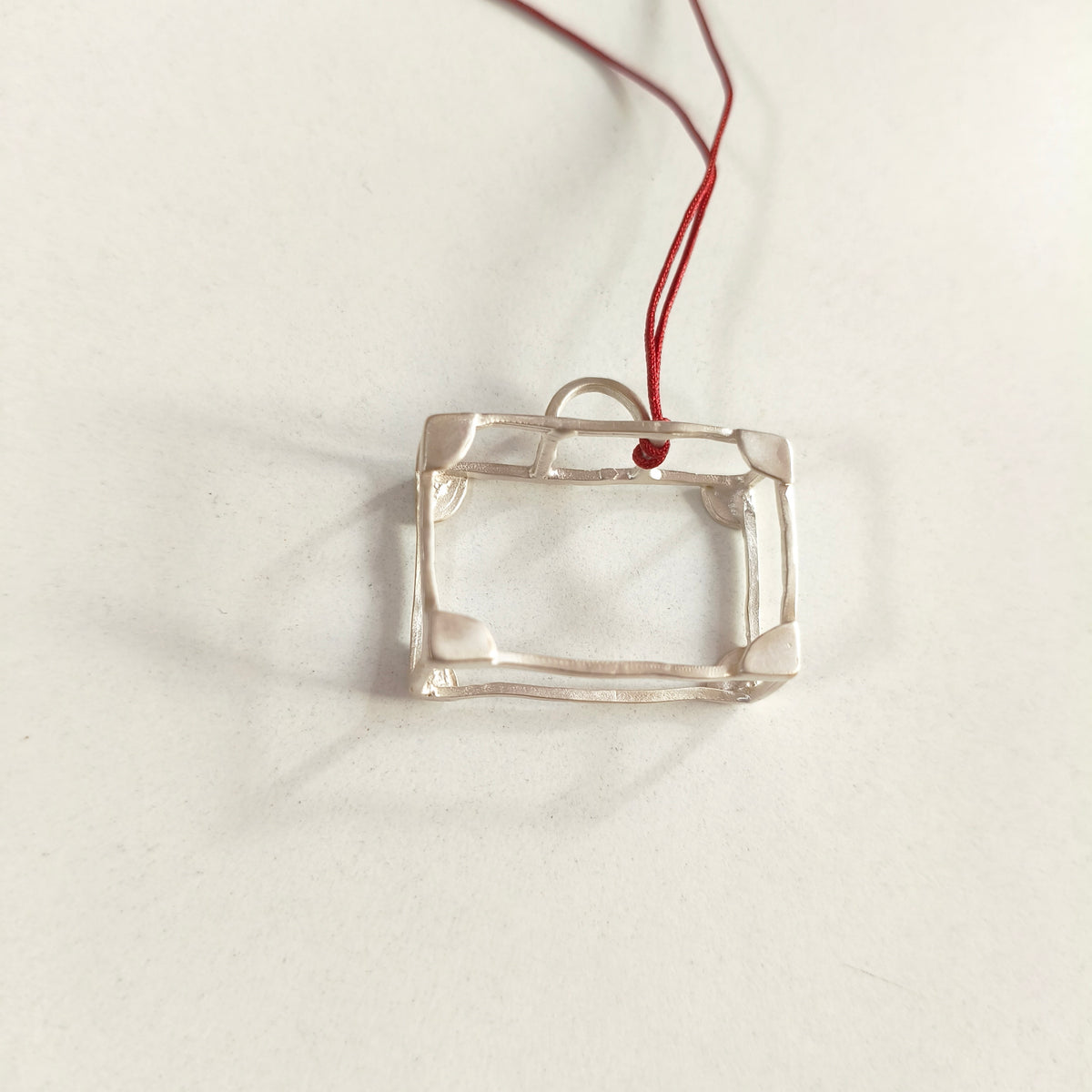 Επαργυρωμένο μενταγιόν βαλίτσα 3D από ορείχαλκο