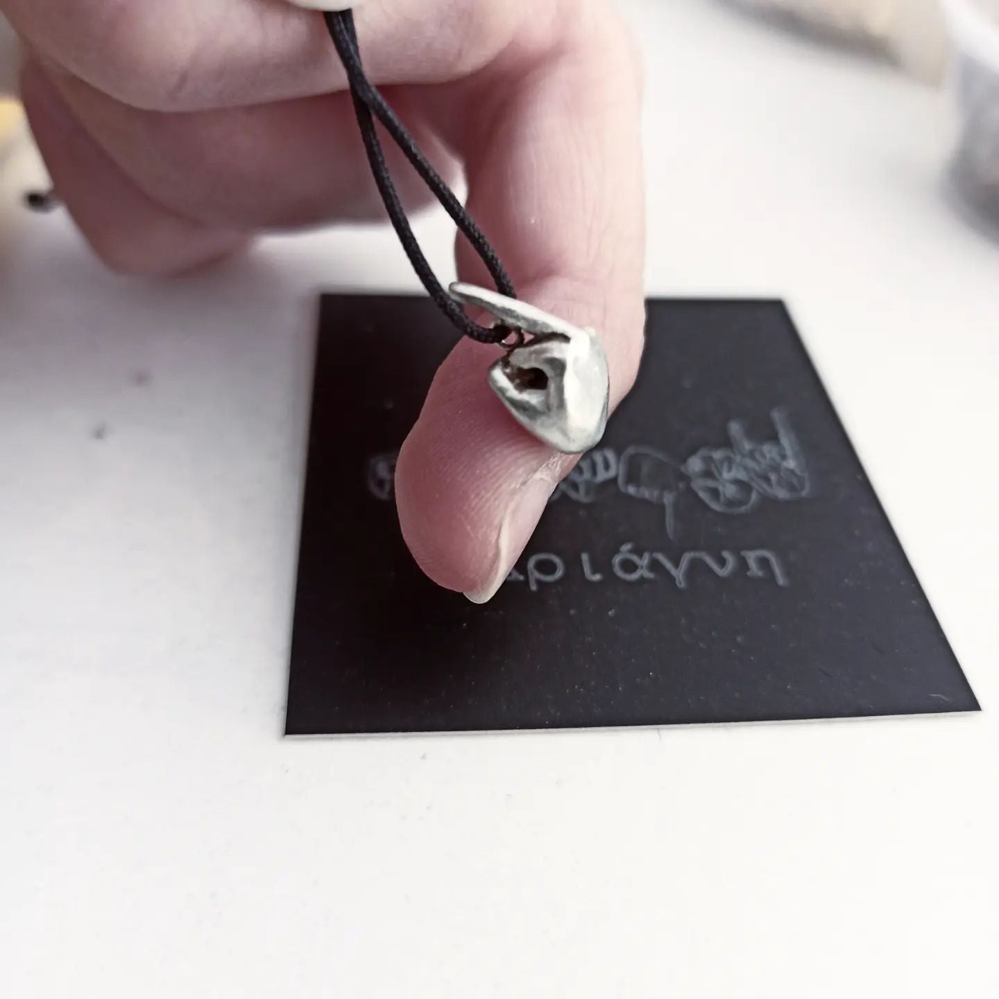 Ασημένιο μενταγιόν 3το δάκτυλο σε μαύρο κορδόνι