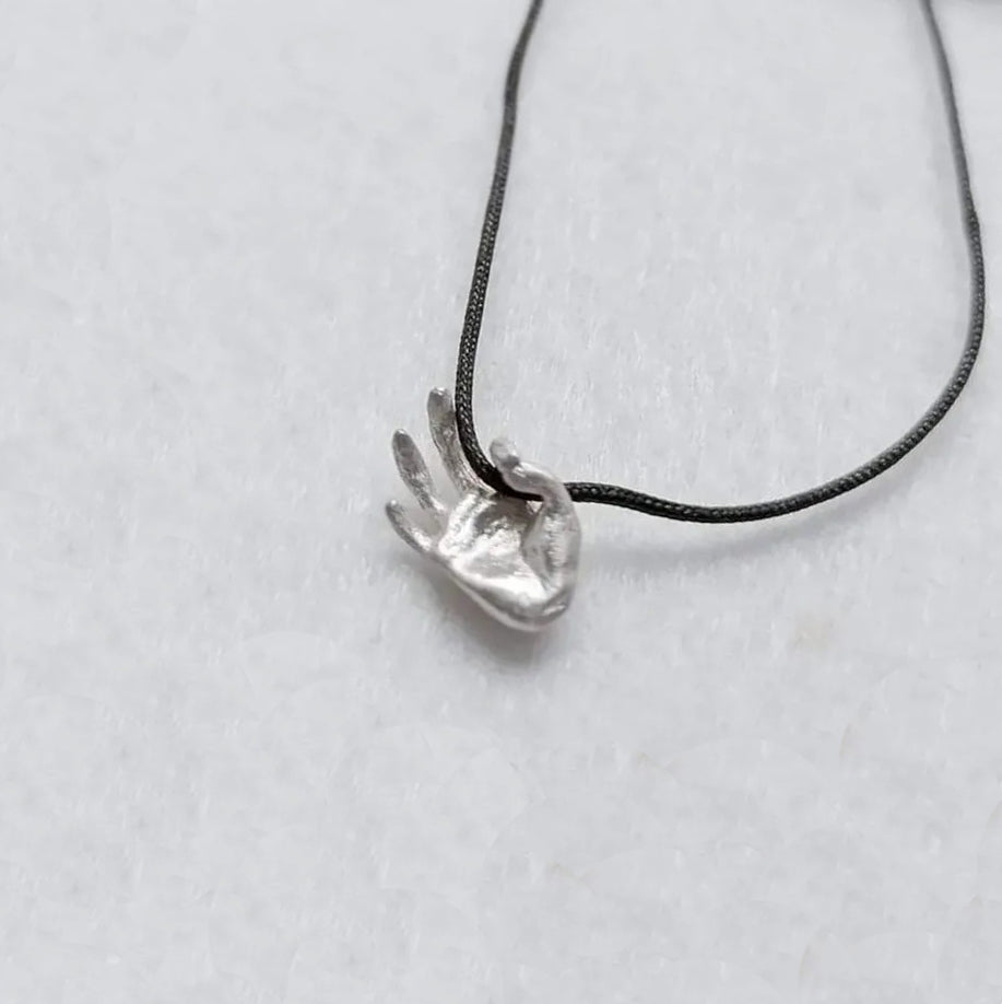 Ασημένιο γούρι με τη χειρομορφή "τέλειο" στην Ελληνική Νοηματική Γλώσσα