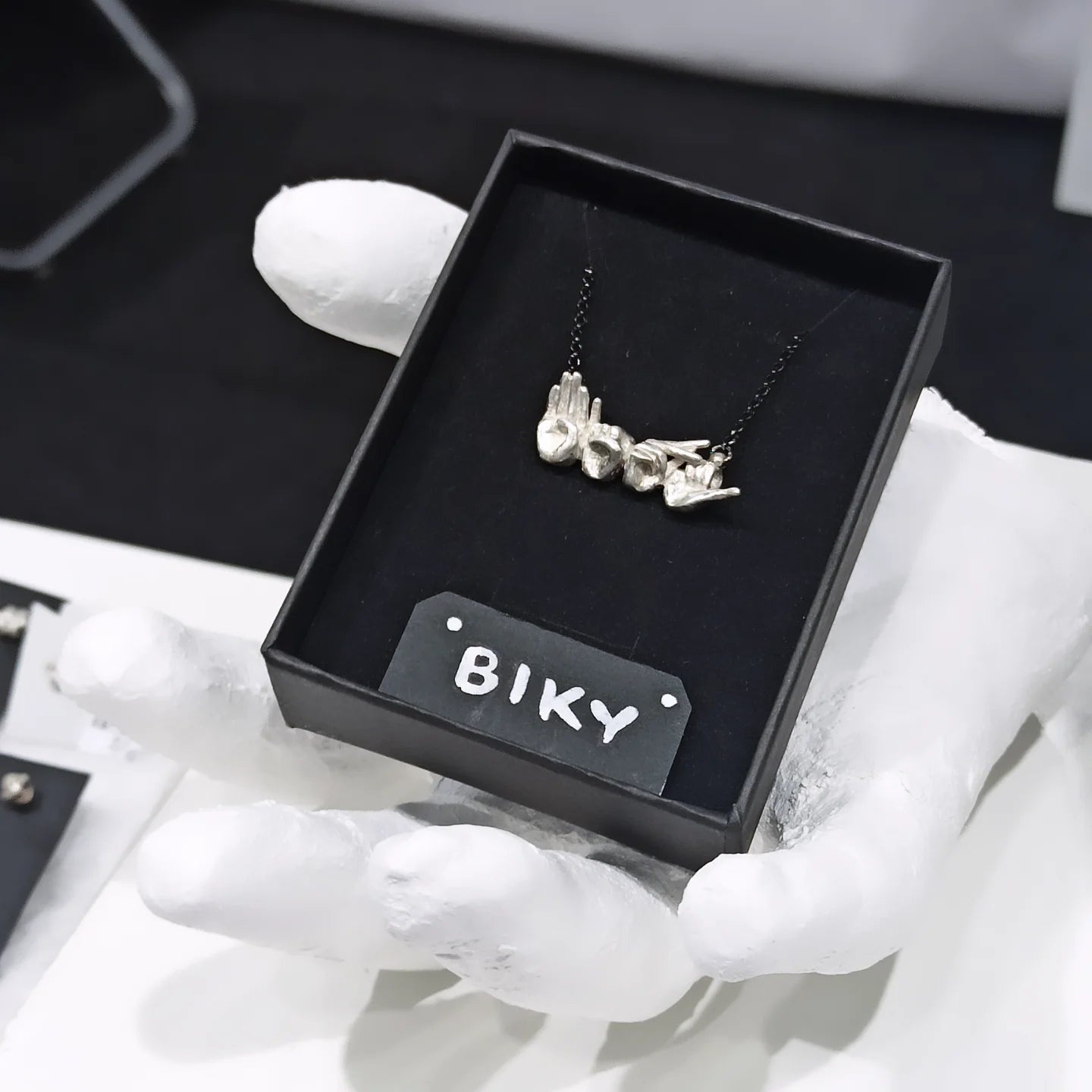 Ασημένιο κολιέ-όνομα στην Ελληνική Νοηματική Αλφαβήτα (4 γράμματα)