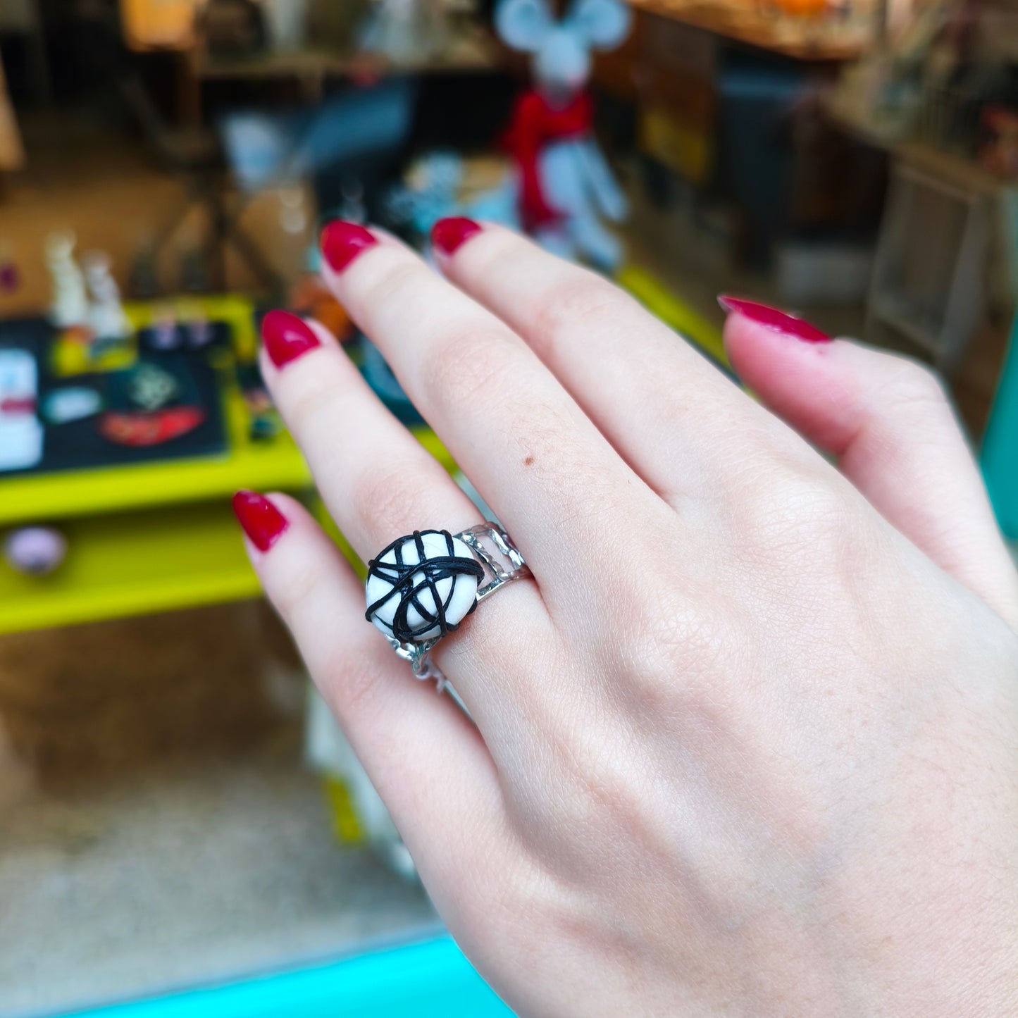 Δακτυλίδι από λευκή πορσελάνη και μαύρη κέρινη κλωστή