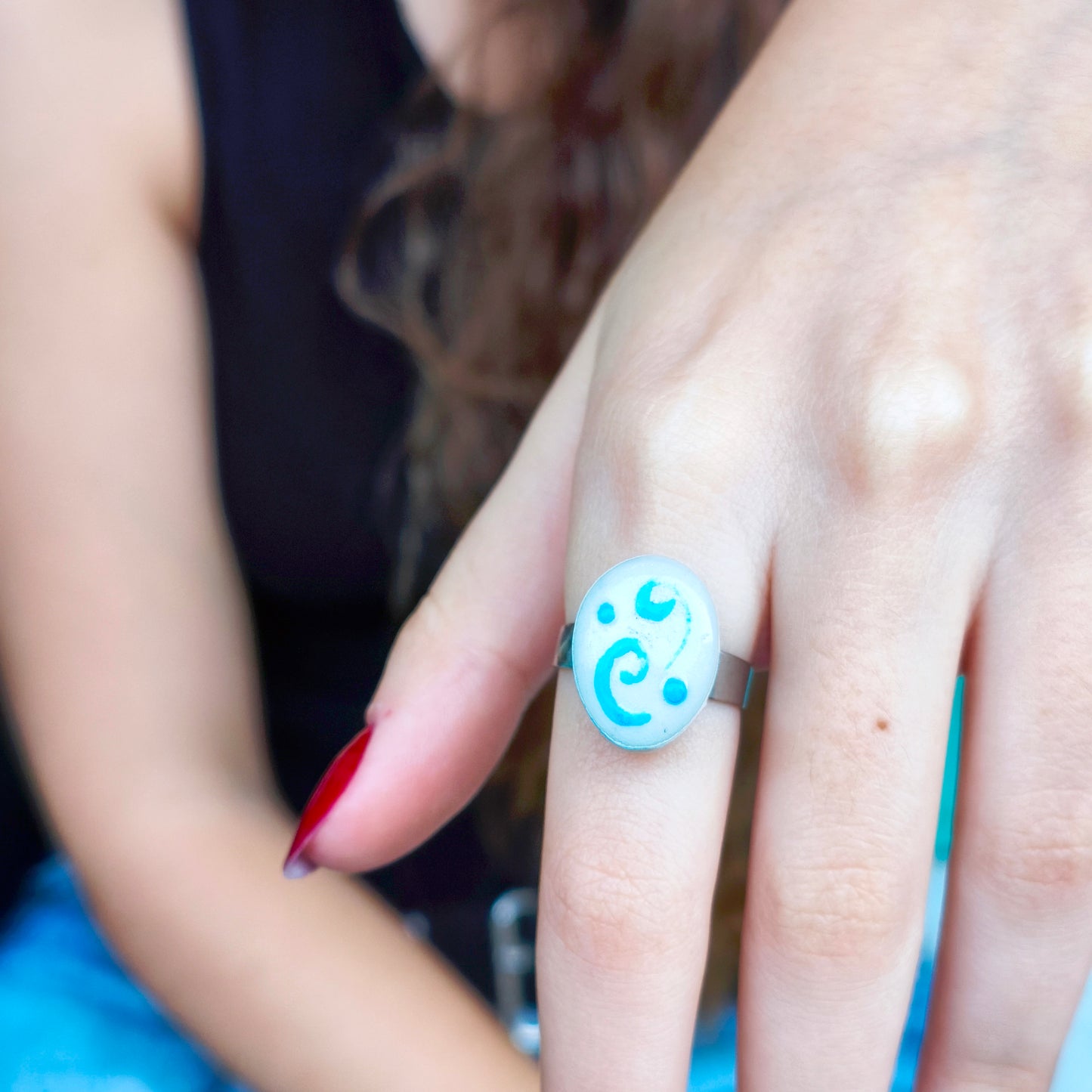 δακτυλίδι κεραμικό λευκό με γαλάζιο σχέδιο