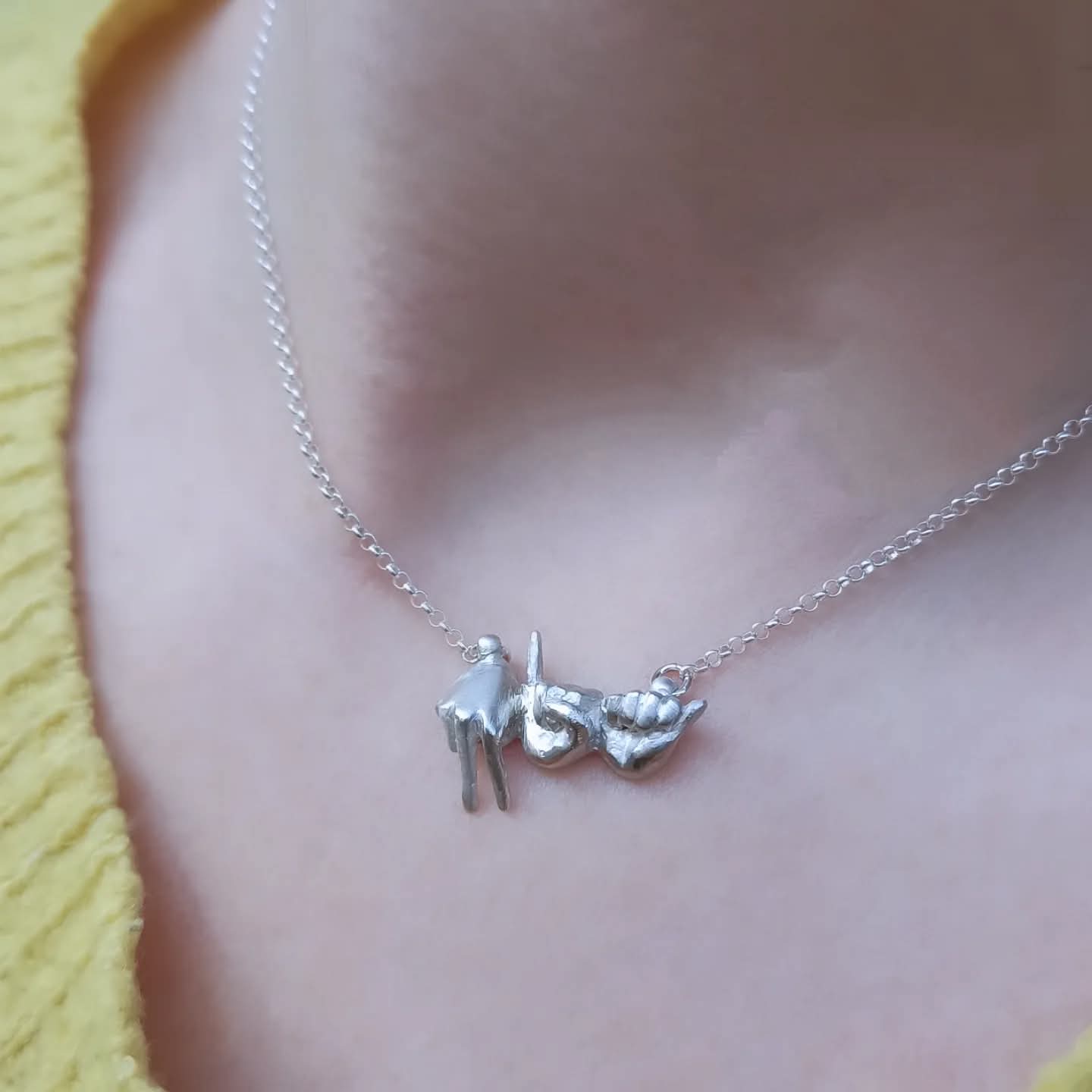 Ασημένιο κολιέ-όνομα στην Ελληνική Νοηματική Αλφαβήτα (3 γράμματα)