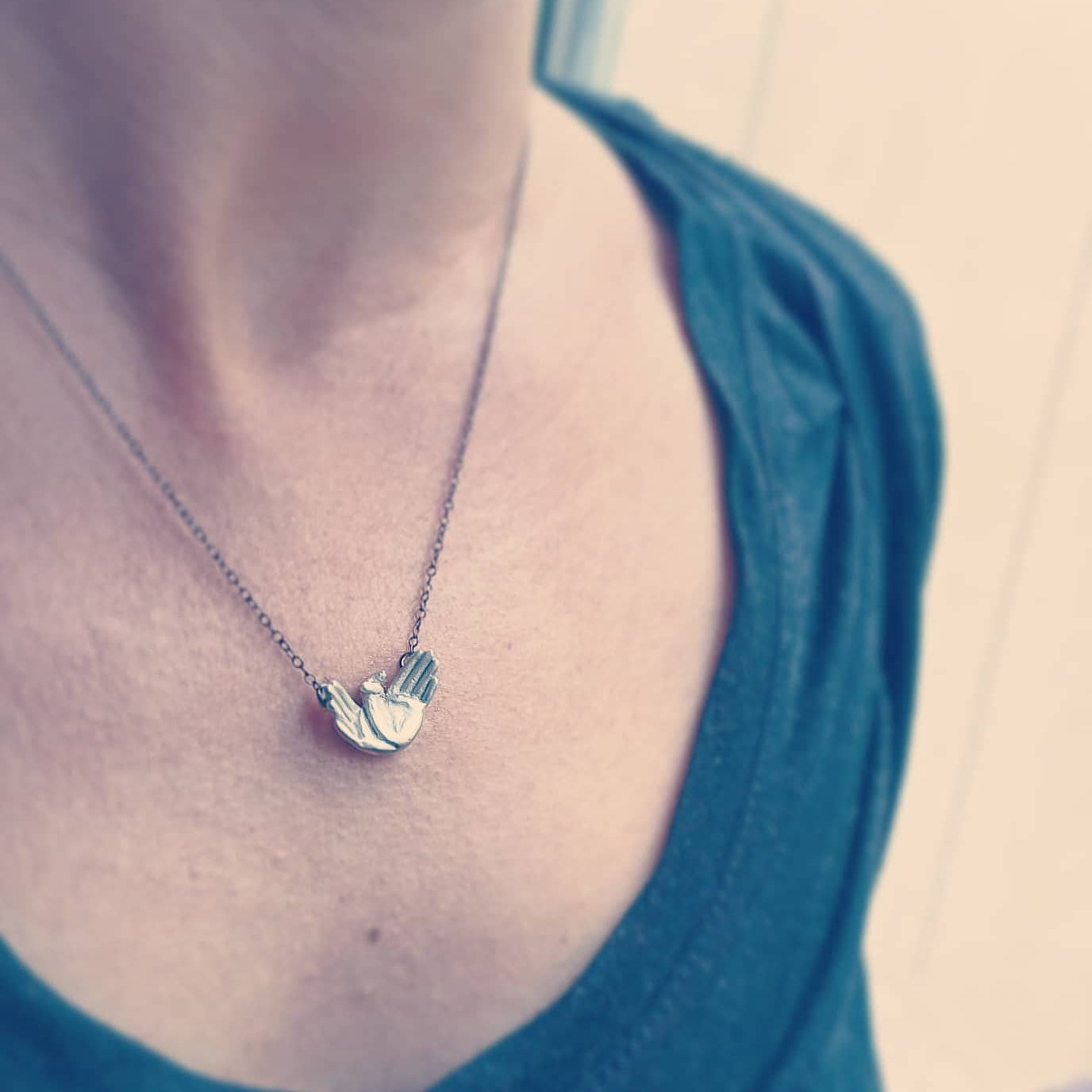 Ασημένιο μενταγιόν "πεταλούδα" στην Ελληνική Νοηματική γλώσσα