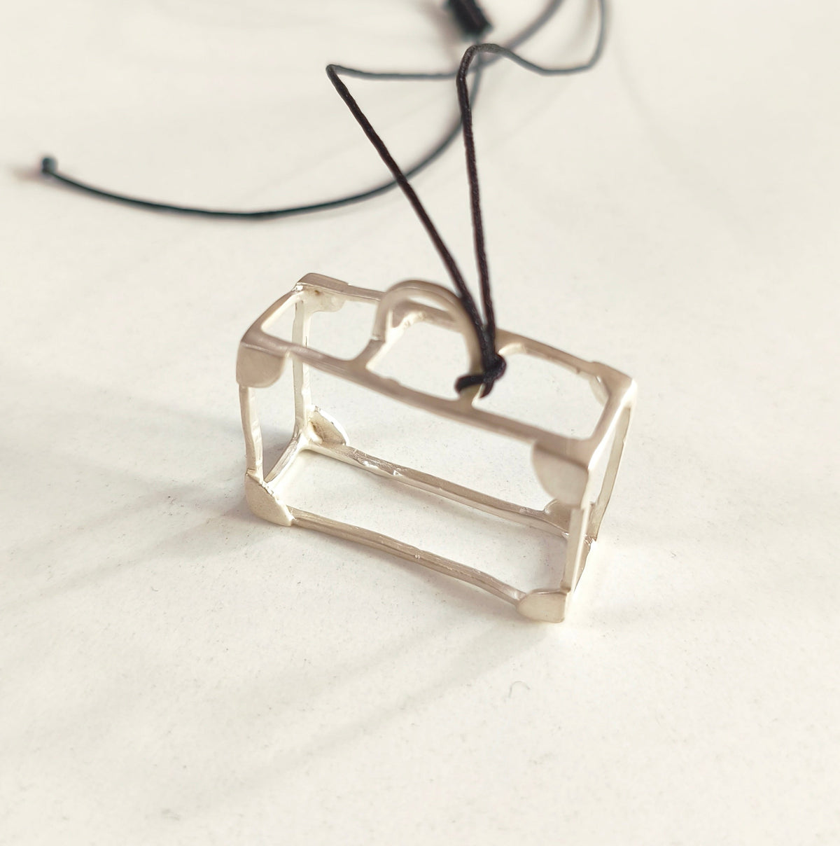 Επαργυρωμένο μενταγιόν βαλίτσα 3D από ορείχαλκο