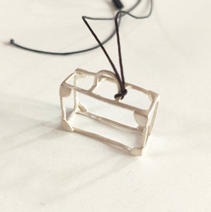 Επαργυρωμένο μενταγιόν βαλίτσα 3D από ορείχαλκο