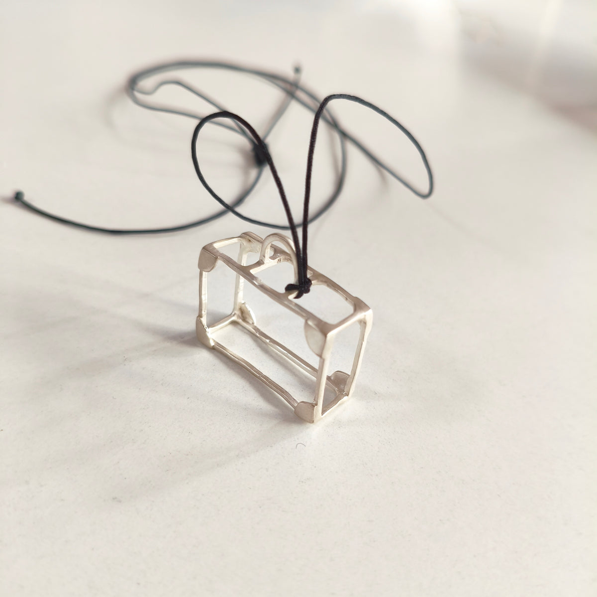 Επαργυρωμένο μενταγιόν βαλίτσα 3D από ορείχαλκο
