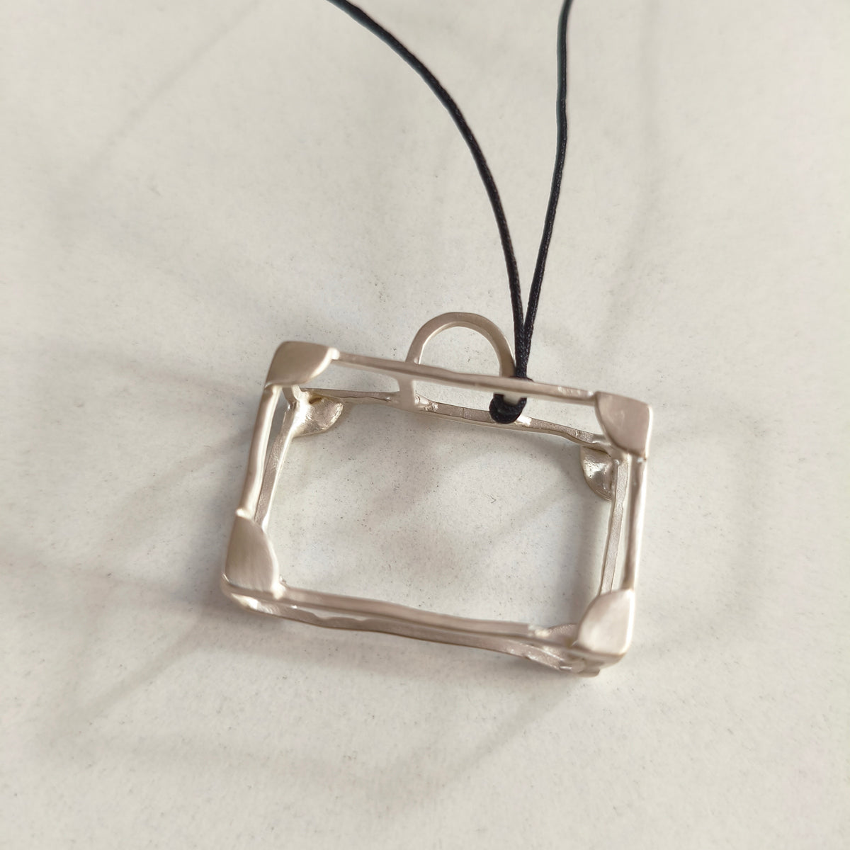 Επαργυρωμένο μενταγιόν βαλίτσα 3D από ορείχαλκο