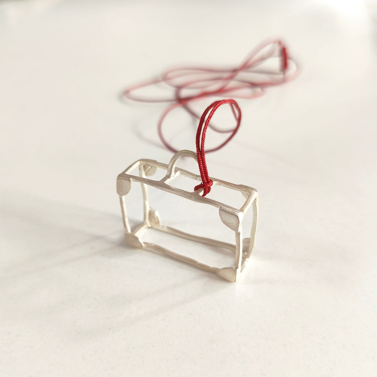 Επαργυρωμένο μενταγιόν βαλίτσα 3D από ορείχαλκο