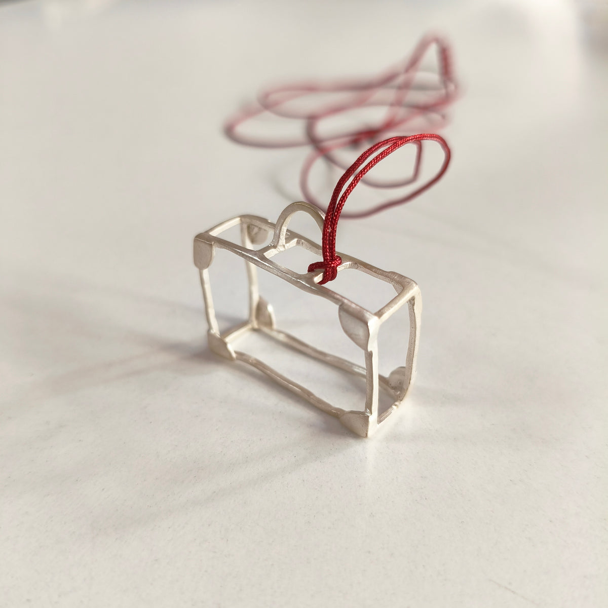 Επαργυρωμένο μενταγιόν βαλίτσα 3D από ορείχαλκο