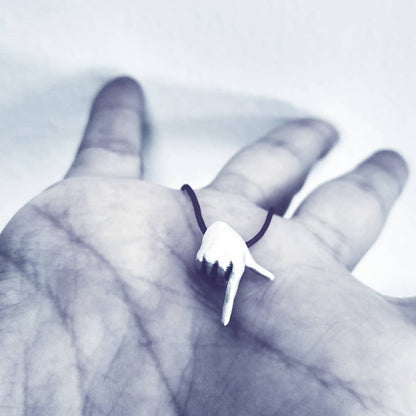 λαμπάδα με ασημένιο μονόγραμμα στην Ελληνική Νοηματική Γλώσσα