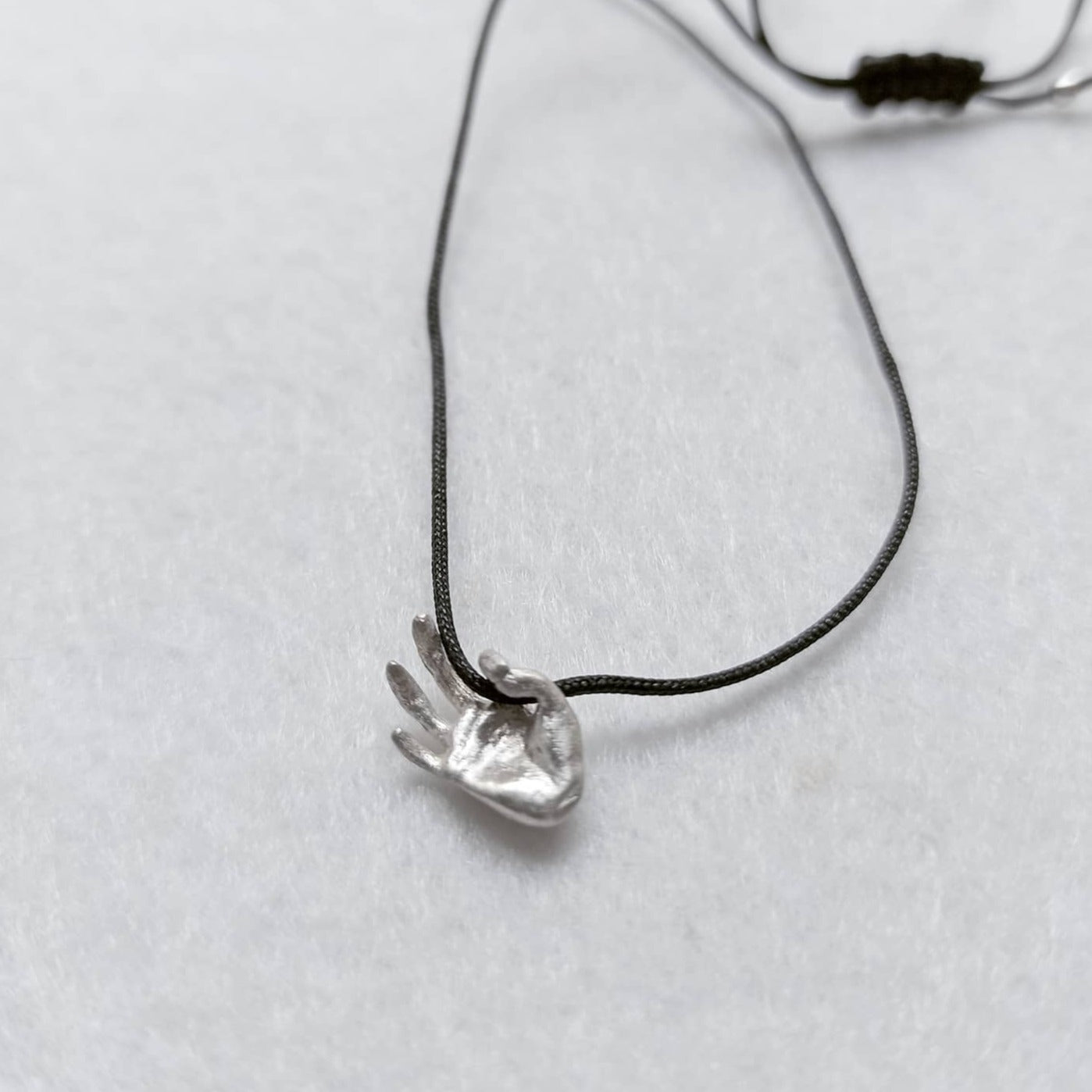 λαμπάδα με ασημένιο μονόγραμμα στην Ελληνική Νοηματική Γλώσσα