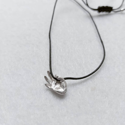 λαμπάδα με ασημένιο μονόγραμμα στην Ελληνική Νοηματική Γλώσσα