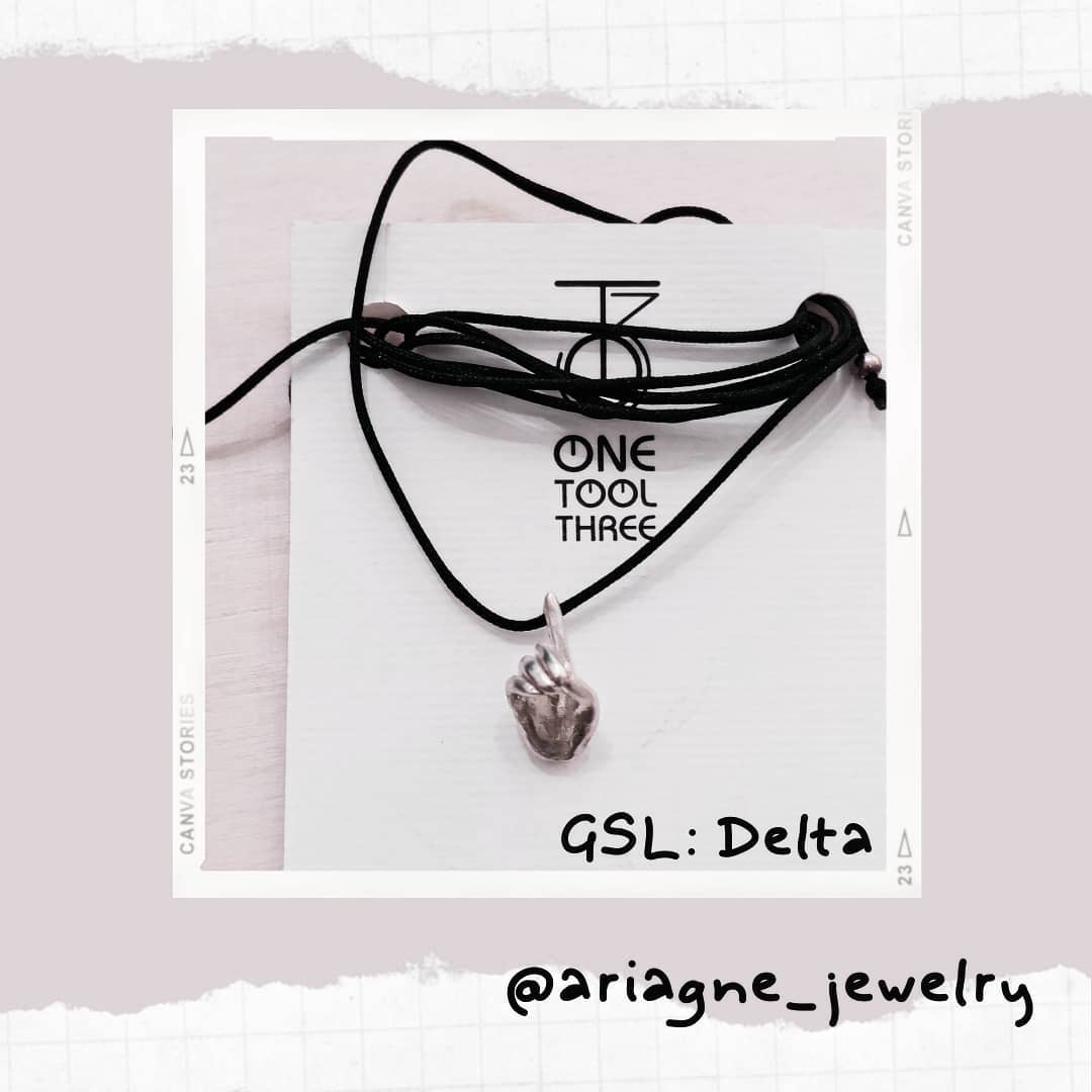 λαμπάδα με ασημένιο μονόγραμμα στην Ελληνική Νοηματική Γλώσσα