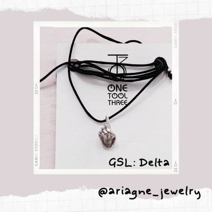 λαμπάδα με ασημένιο μονόγραμμα στην Ελληνική Νοηματική Γλώσσα