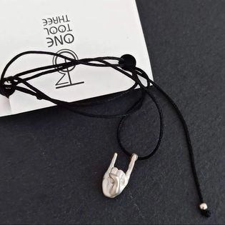 λαμπάδα με ασημένιο μονόγραμμα στην Ελληνική Νοηματική Γλώσσα