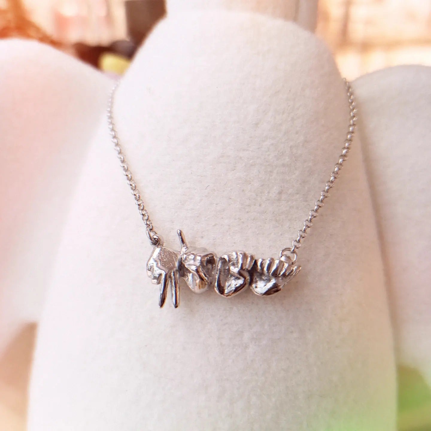 Ασημένιο κολιέ-όνομα στην Ελληνική Νοηματική Αλφαβήτα  (4 γράμματα)