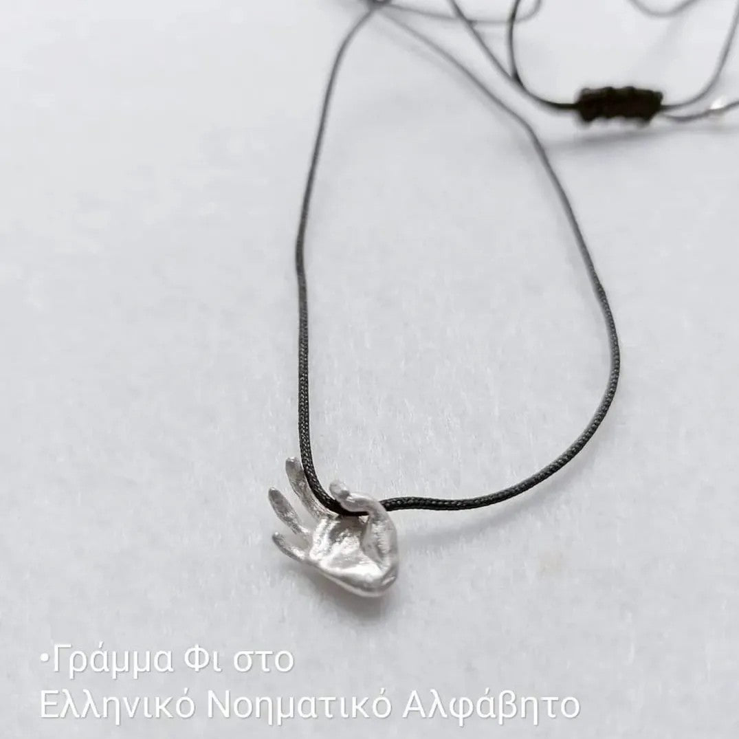 Ασημένιο γούρι με τη χειρομορφή "τέλειο" στην Ελληνική Νοηματική Γλώσσα