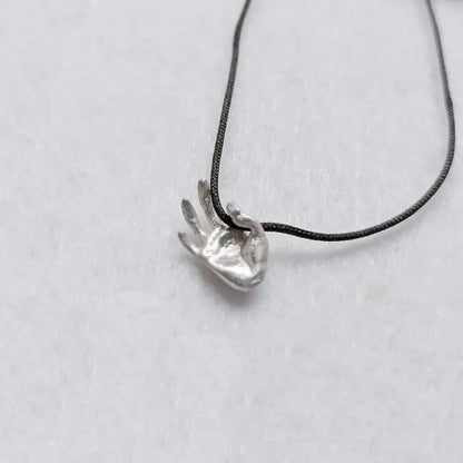 Ασημένιο γούρι με τη χειρομορφή "τέλειο" στην Ελληνική Νοηματική Γλώσσα