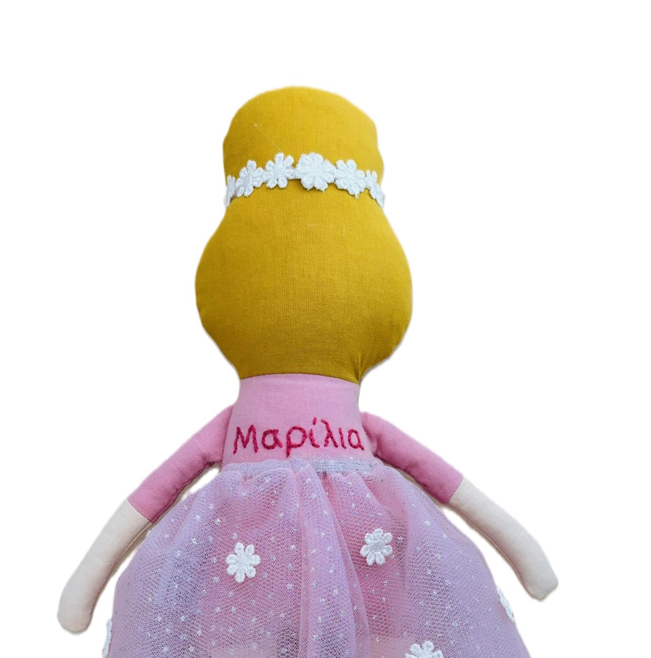 Εξατομικευμένη υφασμάτινη κούκλα μπαλαρίνα (39 εκ.) με κεντημένο όνομα "Μαρίλια" στην πίσω όψη