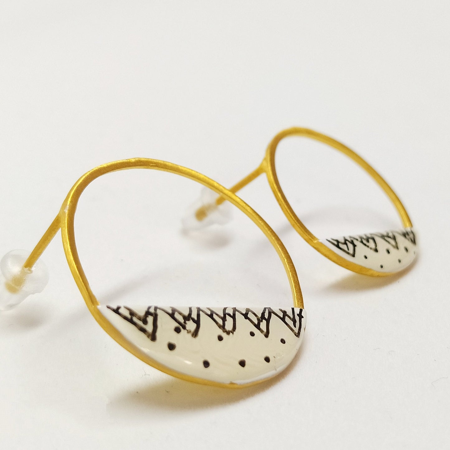 άνισα στρογγυλά- ασημί- λευκό σμάλτο / uneven round- silver- white enamel