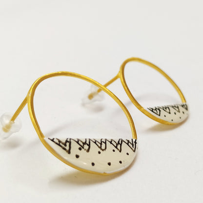 άνισα στρογγυλά- ασημί- λευκό σμάλτο / uneven round- silver- white enamel