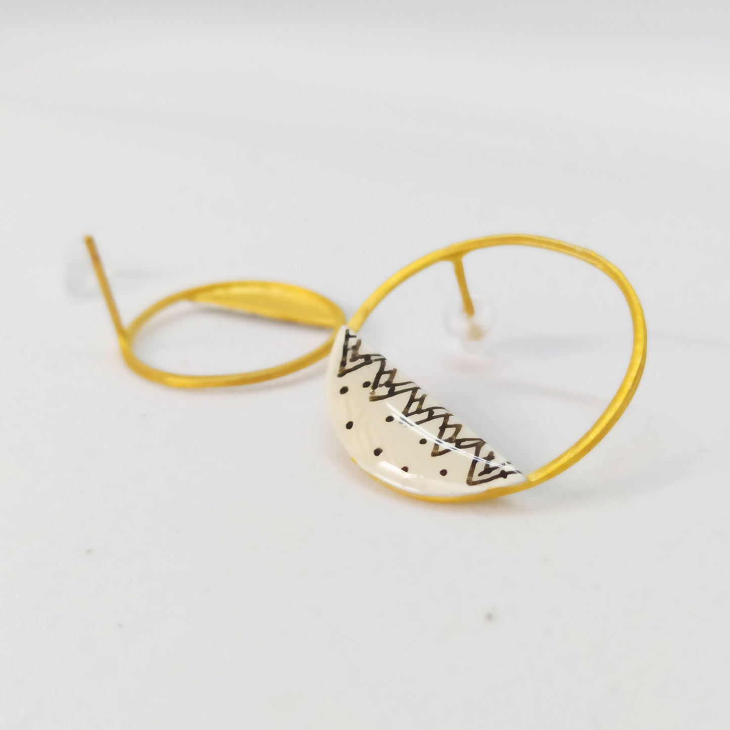 άνισα στρογγυλά- ασημί- λευκό σμάλτο / uneven round- silver- white enamel