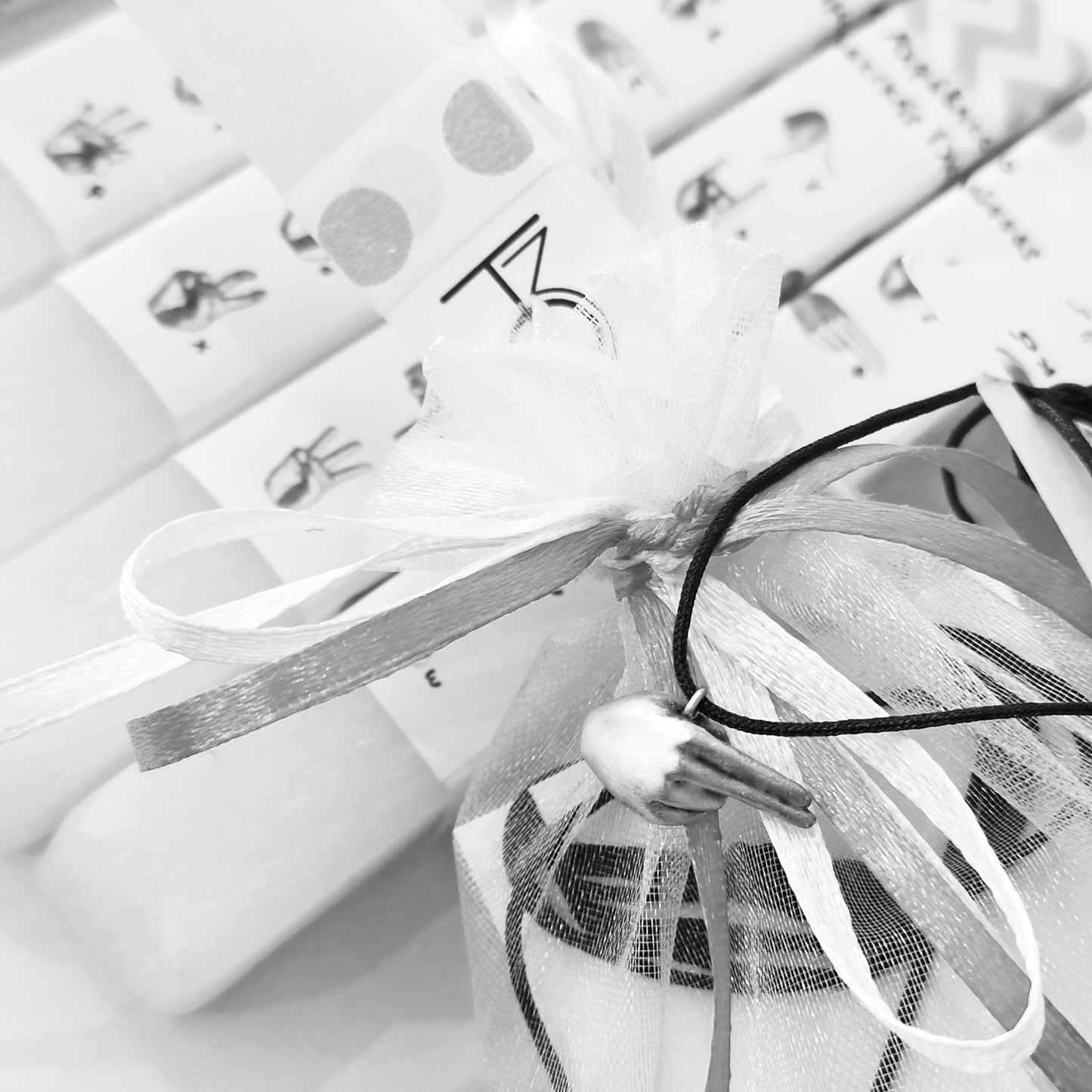 λαμπάδα με ασημένιο μονόγραμμα στην Ελληνική Νοηματική Γλώσσα