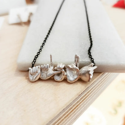 Ασημένιο κολιέ-όνομα στην Ελληνική Νοηματική Αλφαβήτα  (5 γράμματα)