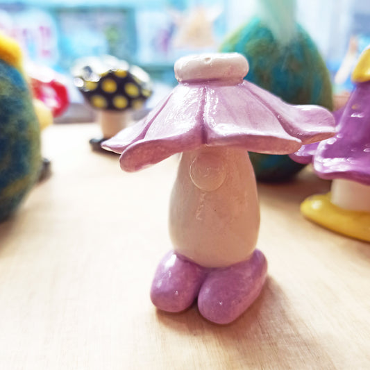 κεραμικό ξωτικό με λουλούδι για καπέλο