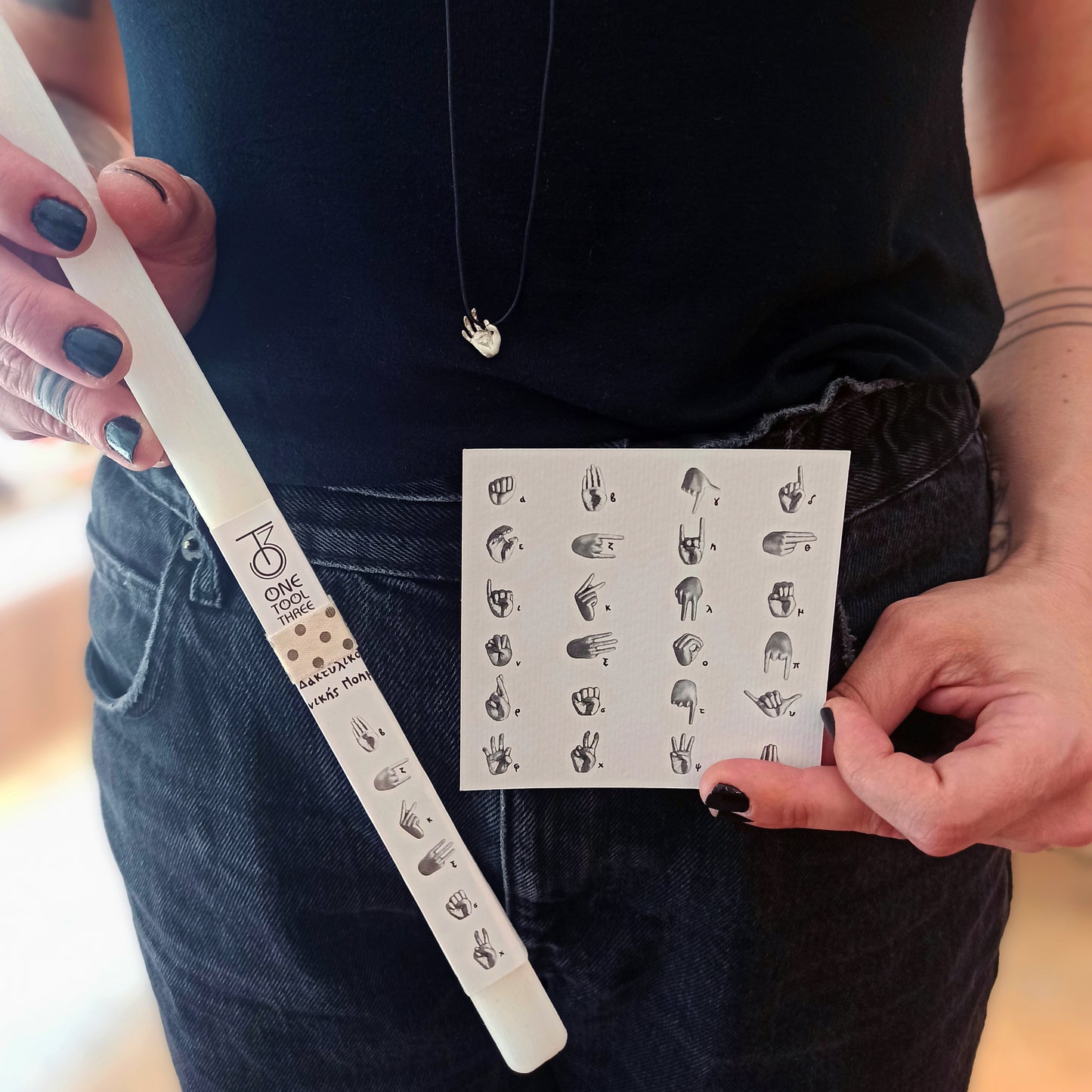 λαμπάδα με ασημένιο μονόγραμμα στην Ελληνική Νοηματική Γλώσσα