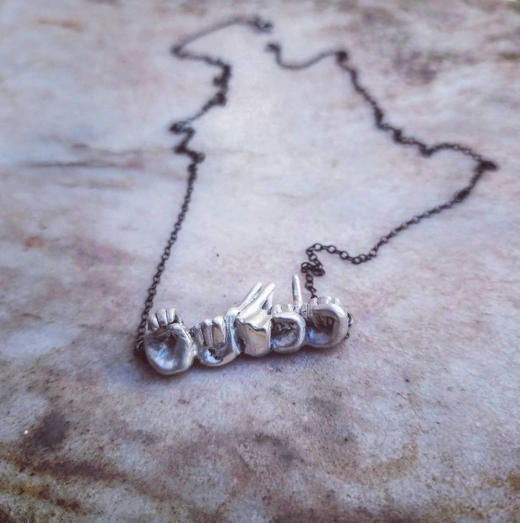 Ασημένιο κολιέ-όνομα στην Ελληνική Νοηματική Αλφαβήτα  (5 γράμματα)