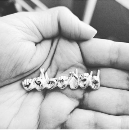 Ασημένιο κολιέ-όνομα στην Ελληνική Νοηματική Αλφαβήτα (7 γράμματα)