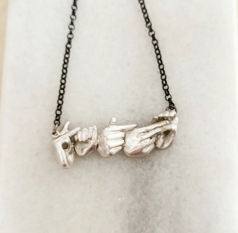 Ασημένιο κολιέ-όνομα στην Ελληνική Νοηματική Αλφαβήτα  (5 γράμματα)