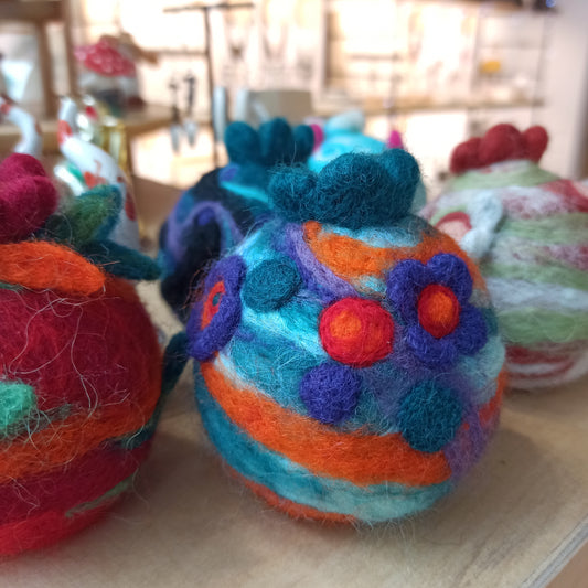 Ρόδι- Γούρι, από μαλλί merinos με την τεχνική felting