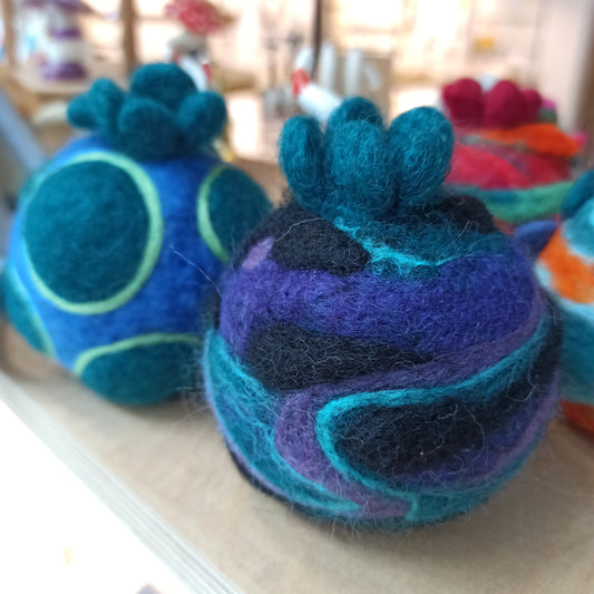 Ρόδι- Γούρι, από μαλλί merinos με την τεχνική felting