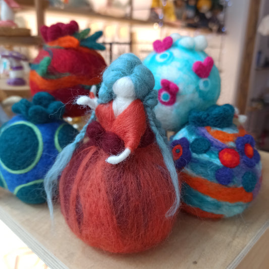 Νεράιδα- ρόδι από μαλλί merinos με την τεχνική felting