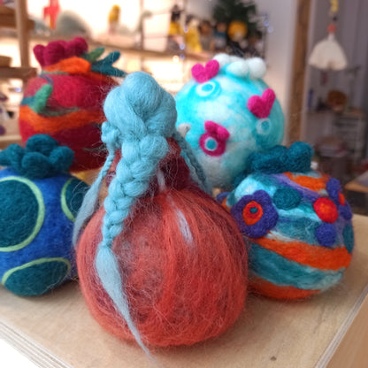 Νεράιδα- ρόδι από μαλλί merinos με την τεχνική felting