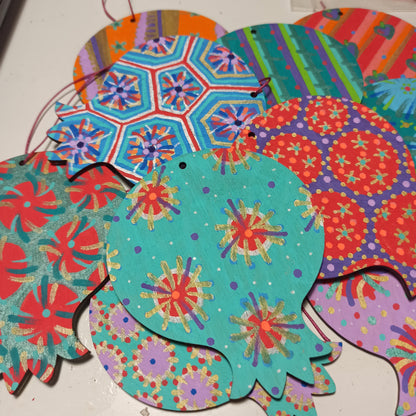 Πολύχρωμα ξύλινα ρόδια, ζωγραφισμένα στο χέρι και από τις δύο όψεις