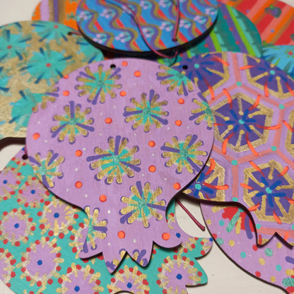 Πολύχρωμα ξύλινα ρόδια, ζωγραφισμένα στο χέρι και από τις δύο όψεις