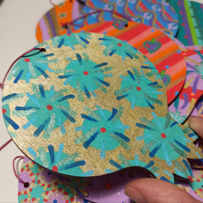 Πολύχρωμα ξύλινα ρόδια, ζωγραφισμένα στο χέρι και από τις δύο όψεις