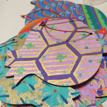 Πολύχρωμα ξύλινα ρόδια, ζωγραφισμένα στο χέρι και από τις δύο όψεις