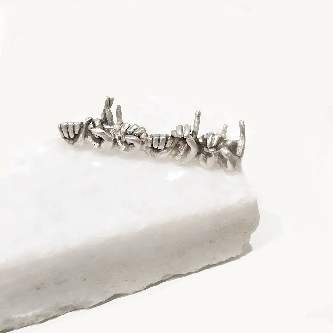 Ασημένιο κολιέ-όνομα στην Ελληνική Νοηματική Αλφαβήτα (7 γράμματα)