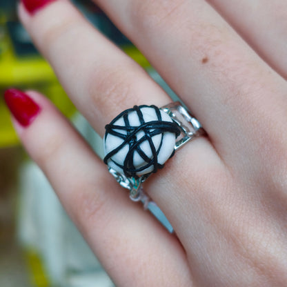 Δακτυλίδι από λευκή πορσελάνη και μαύρη κέρινη κλωστή