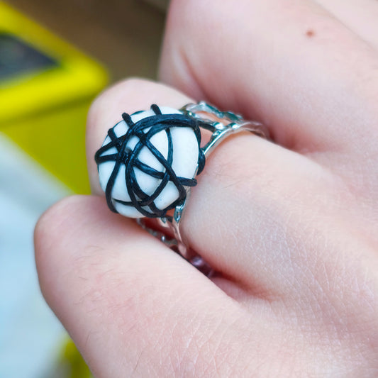 Δακτυλίδι από λευκή πορσελάνη και μαύρη κέρινη κλωστή