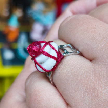 Δακτυλίδι από λευκή πορσελάνη και κόκκινη κέρινη κλωστή