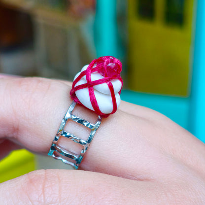 Δακτυλίδι από λευκή πορσελάνη και κόκκινη κέρινη κλωστή