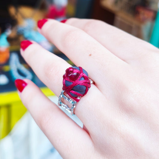 Δακτυλίδι από μαύρη πορσελάνη και κόκκινη κέρινη κλωστή