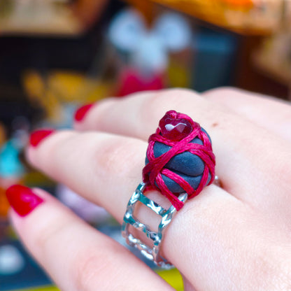 Δακτυλίδι από μαύρη πορσελάνη και κόκκινη κέρινη κλωστή