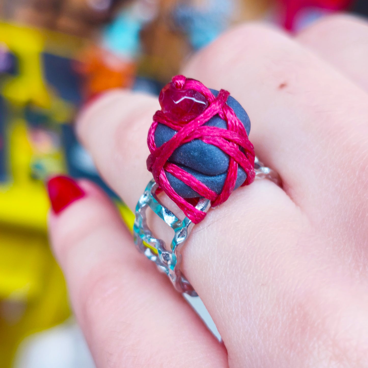 Δακτυλίδι από μαύρη πορσελάνη και κόκκινη κέρινη κλωστή